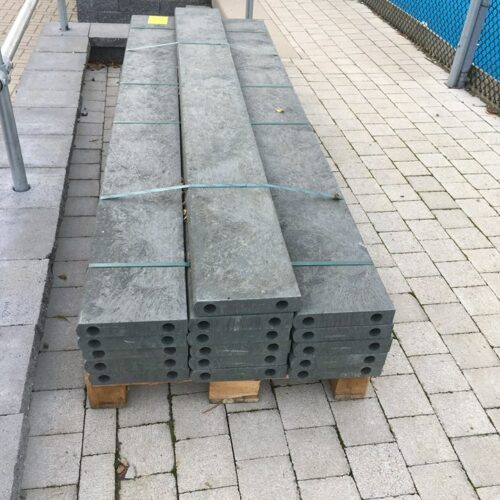 Rubberen slagplanken voor hockeyvelden 41 Onze slagplanken worden keurig op een pallet aangeleverd. Afgebeeld de zware regeneraat hockey-slagplanken. Absoluut de beste koop!